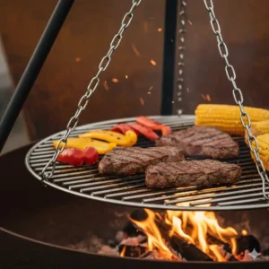 Nahaufnahme des höhenverstellbaren Grillrosts einer Feuerstelle mit Grillfunktion, ideal für präzises Grillen.
