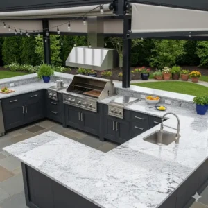 Eine voll ausgestattete gasgrill mit seitenbrenner außenküche, umgeben von Schränken und Arbeitsflächen.