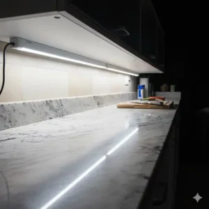 Detailansicht: LED-Streifen als Arbeitslicht außenküche stark unter einem Oberschrank montiert.