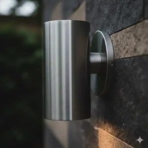 Nahaufnahme der wetterfesten küchenlampe outdoor modern mit Edelstahlgehäuse.