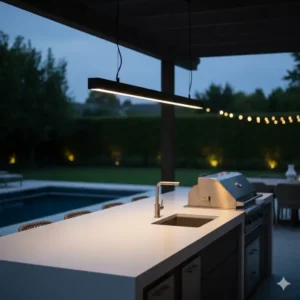 Schlanke, lineare Pendelleuchte, eine attraktive küchenlampe outdoor modern über der Kochinsel.