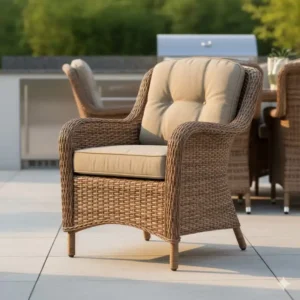 Bequemer Essstuhl mit Armlehnen, Teil des Esstisch Set Außenküche Rattan.