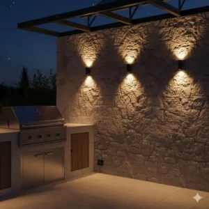 Solar-Strahler beleuchten eine Steinwand neben dem Grill – eine effektive Art der solar beleuchtung außenküche.