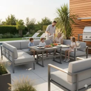 Familie entspannt und kocht an der modernen Gartenküche und dem Loungeset.