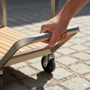 Detailaufnahme des ergonomischen Griffs, um den Servierwagen Gartenküche kaufen leicht über die Terrasse zu manövrieren.