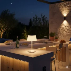 Eine moderne Solar-Tischleuchte auf der Bartheke als Akzent-Licht der solar beleuchtung außenküche.