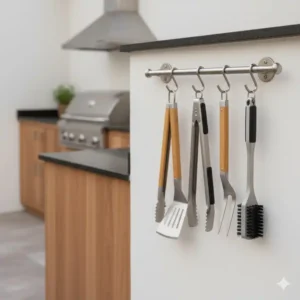 Das Grillbesteck Set Außenküche hängt griffbereit neben dem Gasgrill