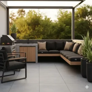 Stilvolle, moderne Außenküche mit einer Sitzgruppe, ausgestattet mit schwarzen und beigen wetterfeste Kissen Außenküche.